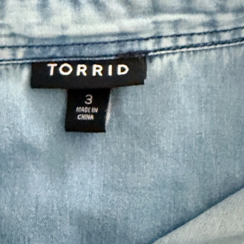 Torrid Light Wash Chambray Button Down Shirt Size 3 - Picture 3 of 7